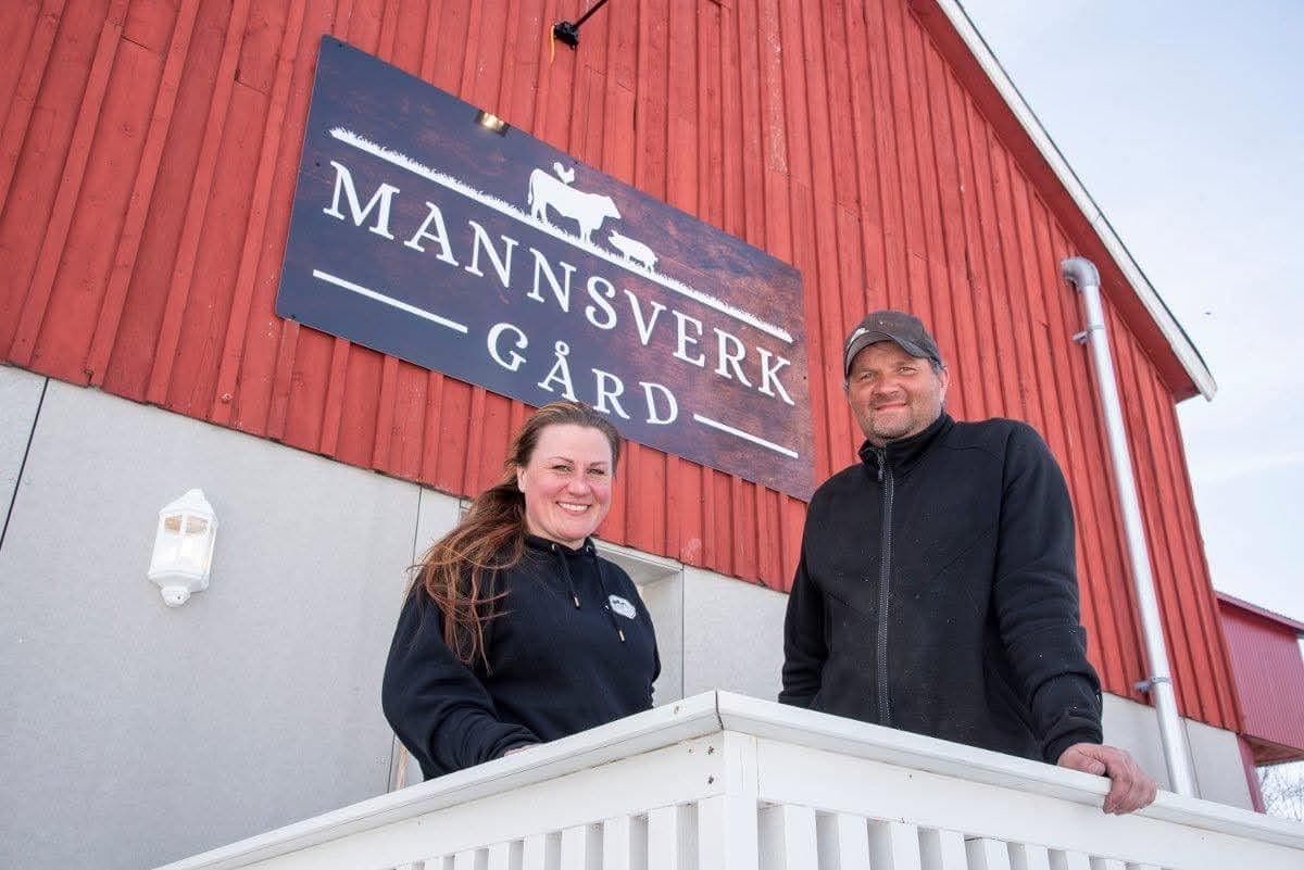 Ove und Cecilie Mannsverk auf der Treppe vor dem Hofladen